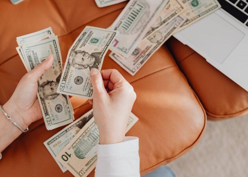 Illustration of The Difference Between Freelance Writing Income and Blog Ad Income